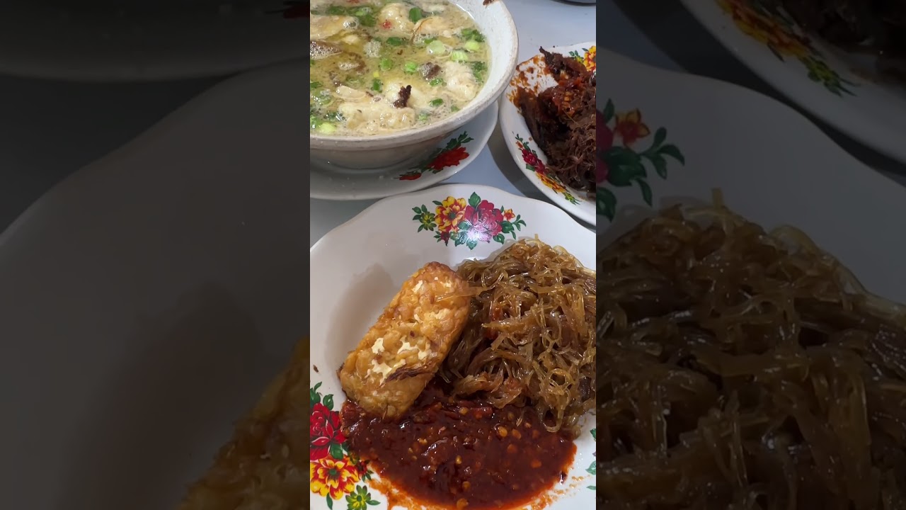 Gepuk daging kerbau & tumis kulit melinjo legendaris di Warung Nasi Ka Oyo Rangkasbitung! Juara!