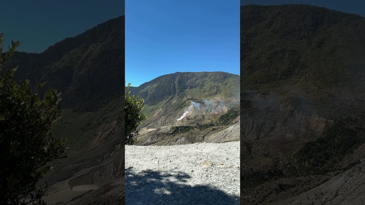 Kawah di Hutan Mati Gunung Papandayan