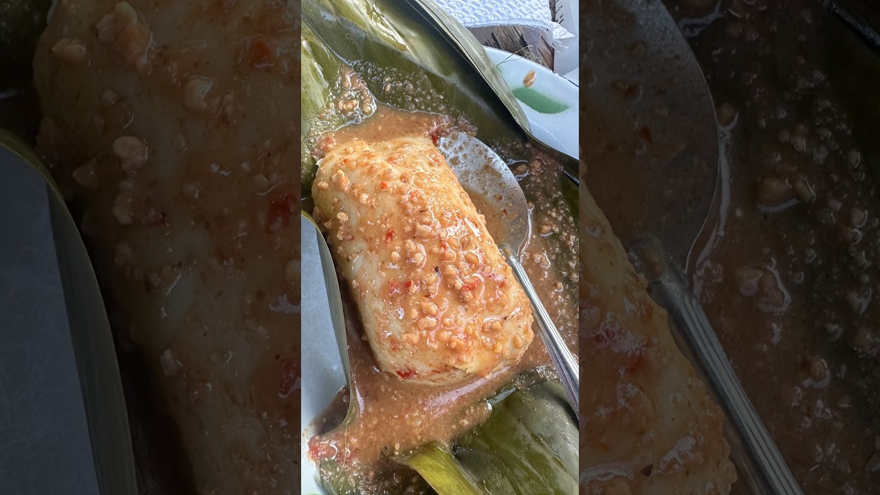 Sensasi makan lontong diguyur kuah bumbu kental pas lagi anget. #LontongBanjurGarut #GarutHits